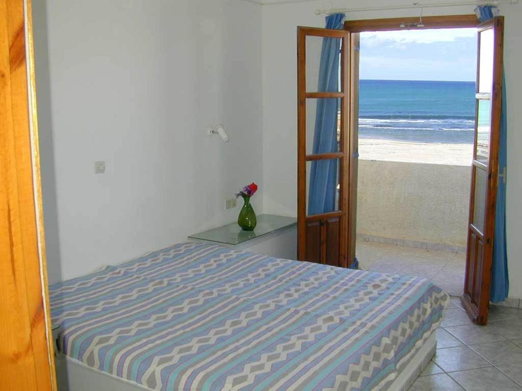 Mike'S Beach Apartments & Studios Anissaras Room photo